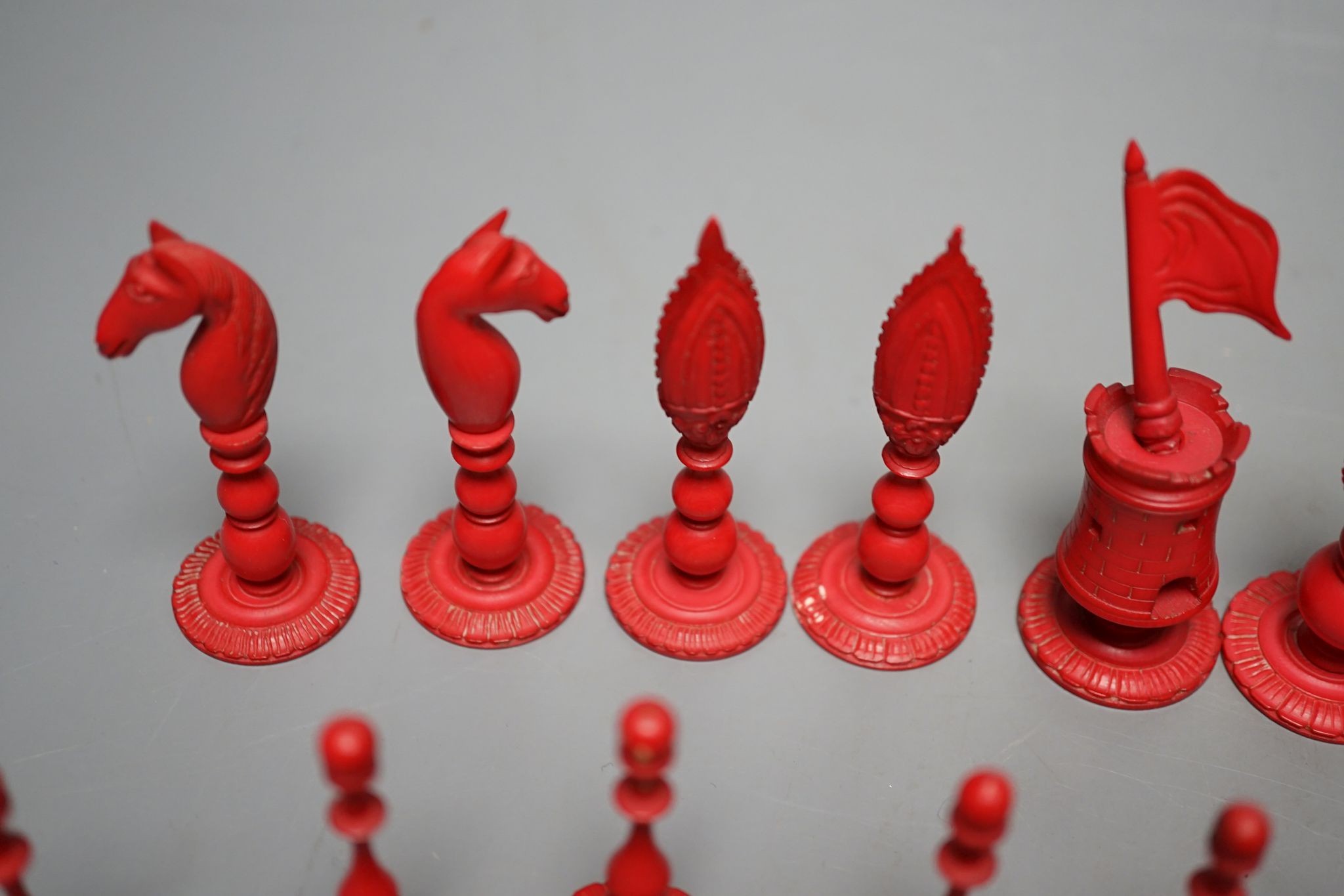 A North European stained ivory chess set, Kings 8cm